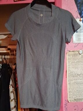 lululemon athletica Short Sleeve Athletic Tee in Heather Gray
